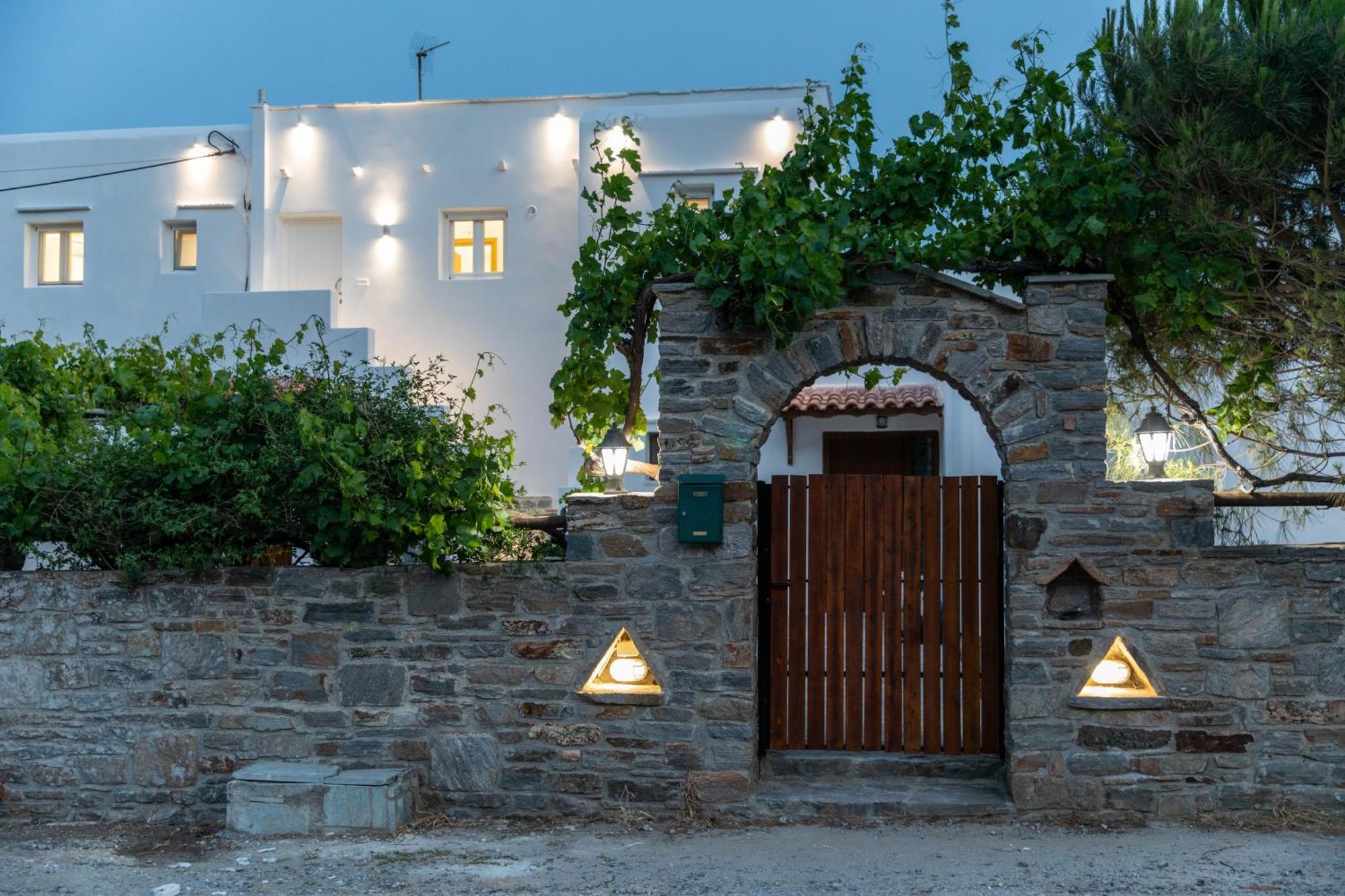 Ninemia Naxos Suites Agios Thaleleos Habitación foto